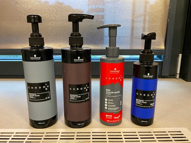 Authentic beauty concept diverse haarproducten - afbeelding 12 van  22