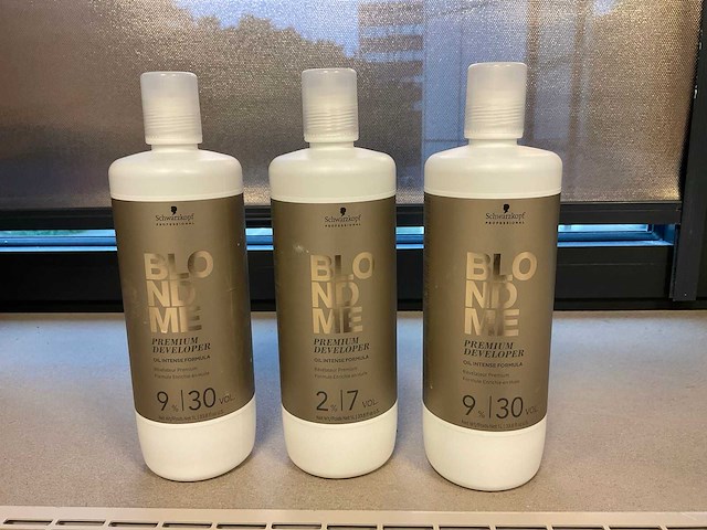 Authentic beauty concept diverse haarproducten - afbeelding 14 van  22