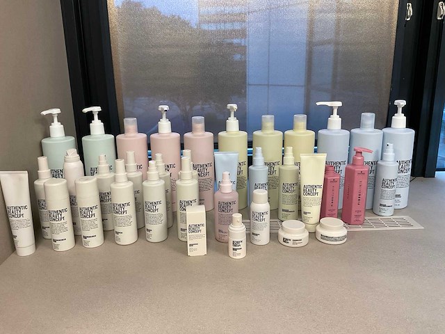 Authentic beauty concept diverse haarproducten - afbeelding 23 van  23