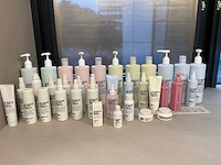 Authentic beauty concept diverse haarproducten - afbeelding 23 van  23