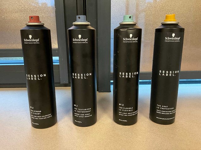 Authentic beauty concept diverse haarproducten - afbeelding 19 van  22