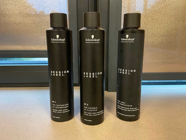 Authentic beauty concept diverse haarproducten - afbeelding 21 van  22