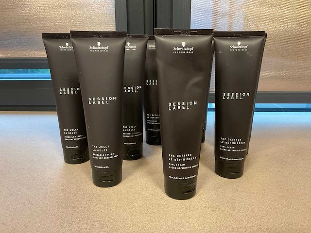 Authentic beauty concept diverse haarproducten - afbeelding 22 van  22