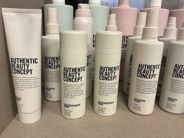 Authentic beauty concept diverse haarproducten - afbeelding 1 van  22