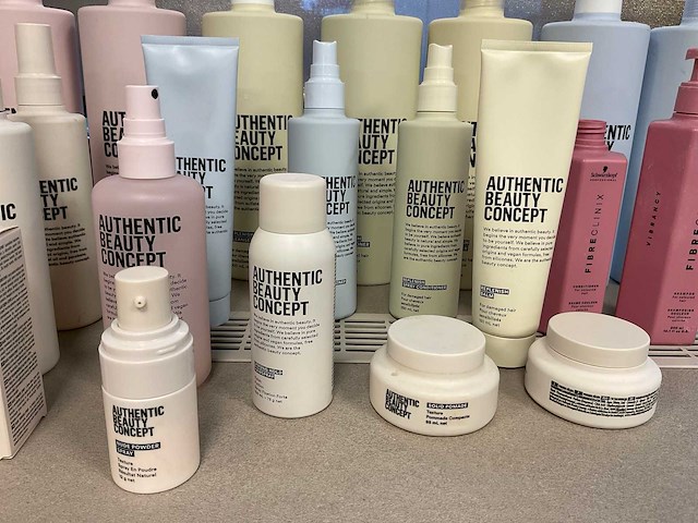 Authentic beauty concept diverse haarproducten - afbeelding 2 van  22