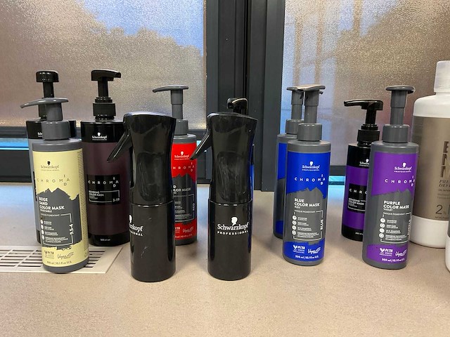 Authentic beauty concept diverse haarproducten - afbeelding 8 van  22
