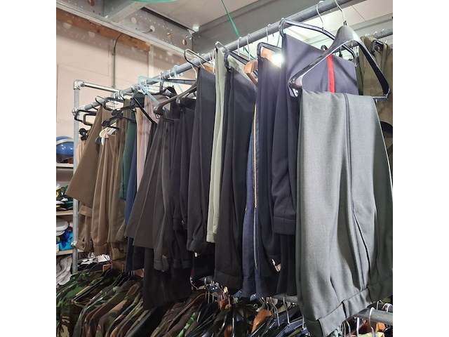 Authentiek legerkleding, defensie + accessoires - afbeelding 1 van  3