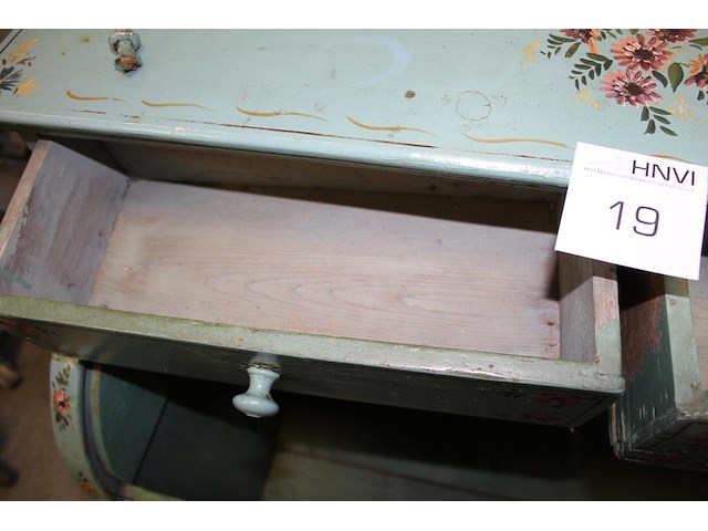 Authentieke decoratieve kast met verticale roldeur en twee laden. eén knopje van roldeur afgebroken, wel aa... - afbeelding 4 van  7