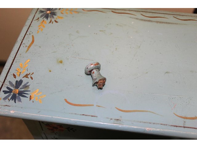 Authentieke decoratieve kast met verticale roldeur en twee laden. eén knopje van roldeur afgebroken, wel aa... - afbeelding 6 van  7