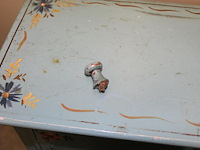 Authentieke decoratieve kast met verticale roldeur en twee laden. eén knopje van roldeur afgebroken, wel aa... - afbeelding 6 van  7