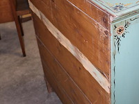 Authentieke decoratieve kast met verticale roldeur en twee laden. eén knopje van roldeur afgebroken, wel aa... - afbeelding 7 van  7