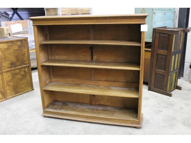 Authentieke houten kast met drie in hoogte verstelbare leg borden. afmeting 146 x 35 cm. hoogte 144 cm. - afbeelding 1 van  5