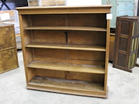 Authentieke houten kast met drie in hoogte verstelbare leg borden. afmeting 146 x 35 cm. hoogte 144 cm.