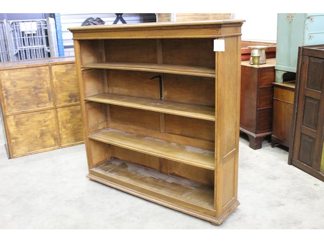 Authentieke houten kast met drie in hoogte verstelbare leg borden. afmeting 146 x 35 cm. hoogte 144 cm. - afbeelding 2 van  5