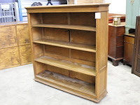 Authentieke houten kast met drie in hoogte verstelbare leg borden. afmeting 146 x 35 cm. hoogte 144 cm. - afbeelding 2 van  5