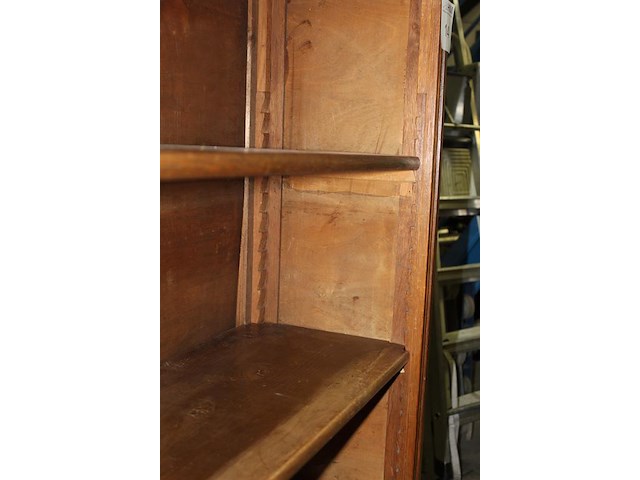 Authentieke houten kast met drie in hoogte verstelbare leg borden. afmeting 146 x 35 cm. hoogte 144 cm. - afbeelding 5 van  5