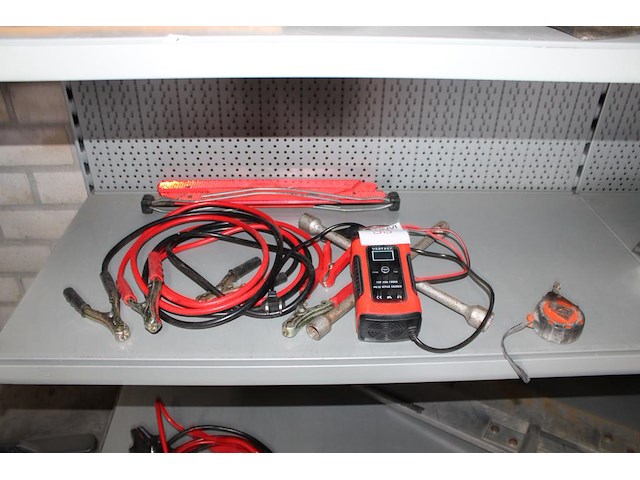 Autohulpset bestaande uit startkabels, acculader, kruissleutel etc. - afbeelding 1 van  2