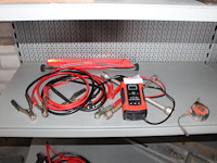 Autohulpset bestaande uit startkabels, acculader, kruissleutel etc. - afbeelding 1 van  2
