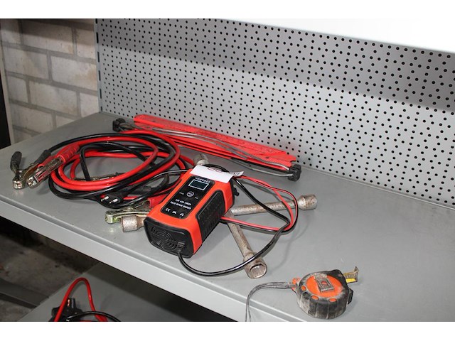 Autohulpset bestaande uit startkabels, acculader, kruissleutel etc. - afbeelding 2 van  2
