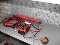 Autohulpset bestaande uit startkabels, acculader, kruissleutel etc. - afbeelding 2 van  2