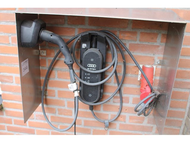 Autolader audi e-tron met metalen beschermkap. - afbeelding 2 van  3