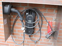 Autolader audi e-tron met metalen beschermkap. - afbeelding 2 van  3
