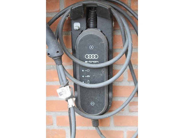 Autolader audi e-tron met metalen beschermkap. - afbeelding 3 van  3