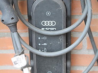 Autolader audi e-tron met metalen beschermkap. - afbeelding 3 van  3