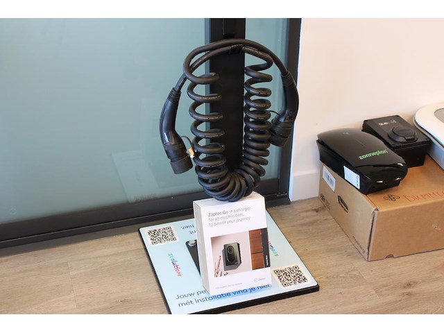 Autolader zaptec go met laadpaal en laadkabel. - afbeelding 1 van  3