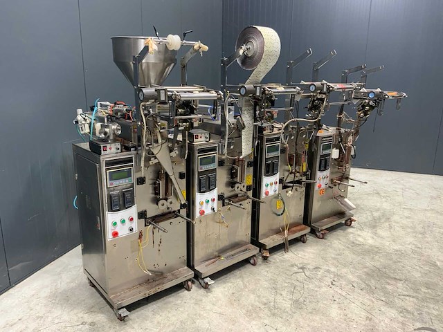 Automatic packing sachet vulmachine (4x) (c) - afbeelding 1 van  5