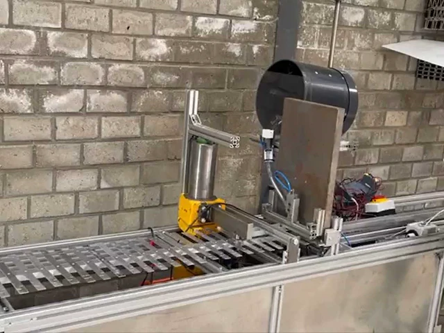 Automatische blindklinknagelmachine voor aluminium profielen - afbeelding 1 van  3