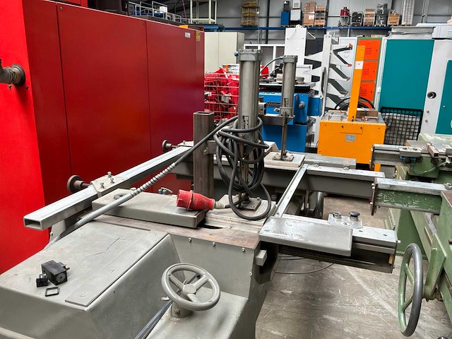 Automatische profielzaag met pneumatische klemming - afbeelding 4 van  6