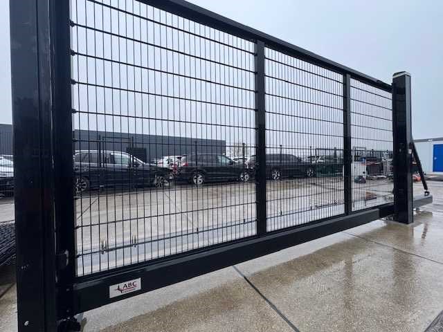 Automatische schuifpoort met hekwerk - afbeelding 1 van  10