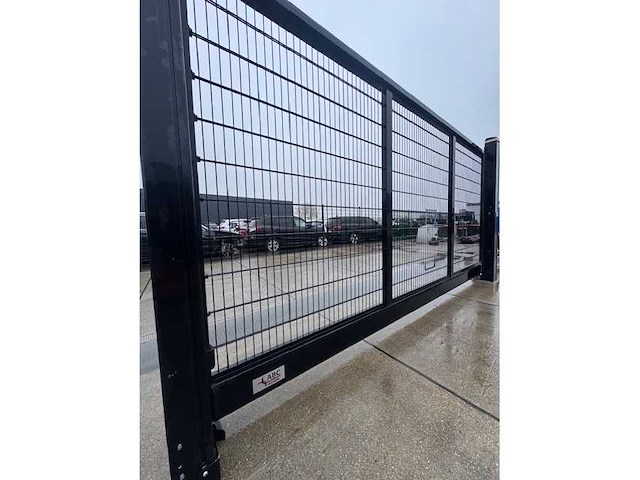 Automatische schuifpoort met hekwerk - afbeelding 4 van  10