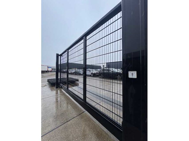 Automatische schuifpoort met hekwerk - afbeelding 5 van  10