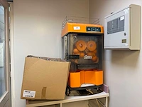 Automatische sinaasappelpers op verrijdbare kast