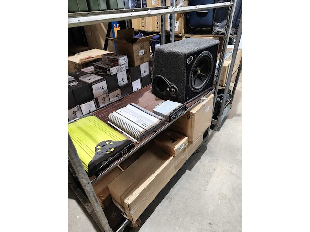 Autoradio met 2 grote versterkers en sub woofer - afbeelding 1 van  6