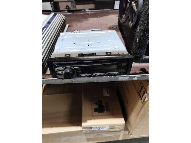 Autoradio met 2 grote versterkers en sub woofer - afbeelding 5 van  6