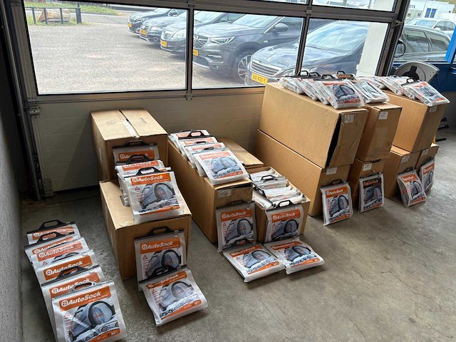 Autosock sneeuwketting/socks partij van 284 stuks velg - afbeelding 33 van  39