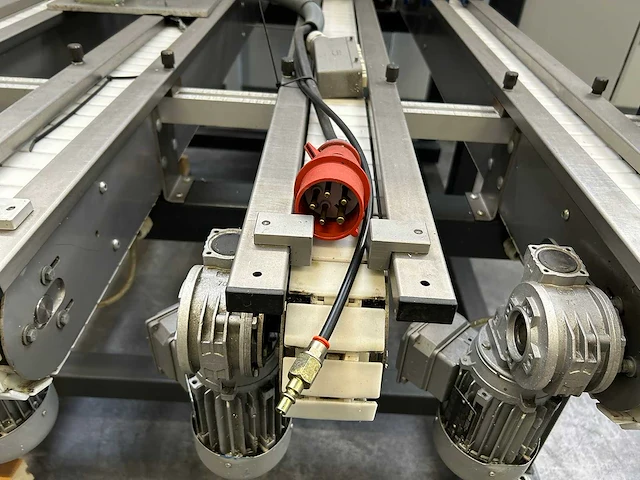Autowell benelux - 2011 - gl2800 - industriële robotbelading - afbeelding 13 van  24