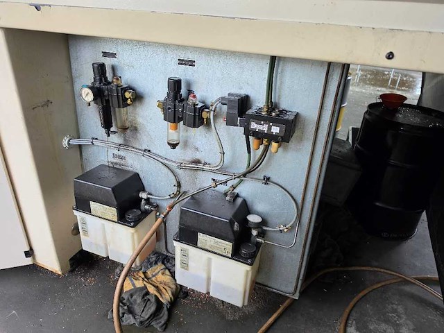 Axa - 2000 - vsc-1-4000-m/e - cnc freesmachine - afbeelding 8 van  17