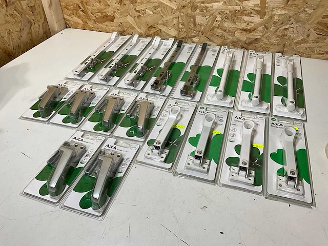 Axa raamsluitingen en raamuitzetters (18x) - afbeelding 1 van  8