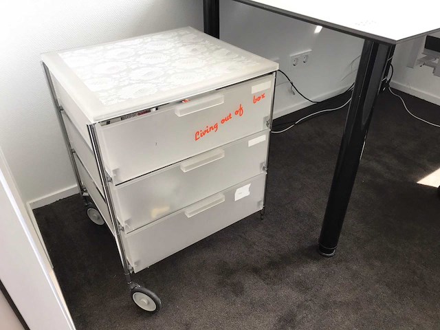 Axia bureaustoel met bureau en kartell ladeblok (3x) - afbeelding 1 van  2