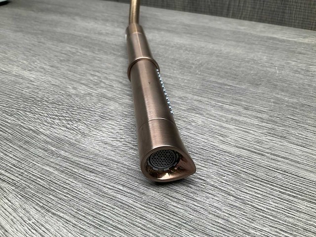 Axor starck showerporter wandhouder met staafhanddouche 2jet en doucheslang brushed red gold - afbeelding 1 van  8