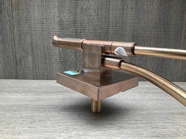 Axor starck showerporter wandhouder met staafhanddouche 2jet en doucheslang brushed red gold - afbeelding 4 van  8