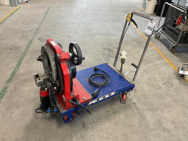 Axxair cc170 buizen zaagmachine op heftafel - afbeelding 8 van  8
