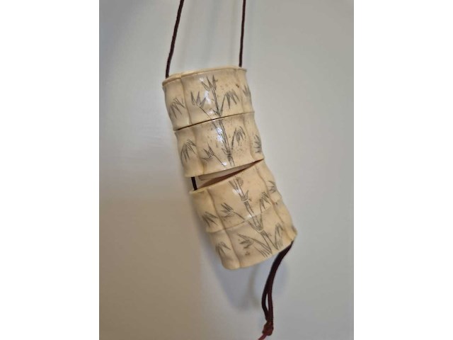 Aziatische inro gesneden uit bot - afbeelding 2 van  7