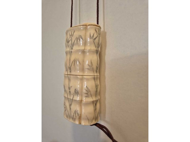 Aziatische inro gesneden uit bot - afbeelding 6 van  7