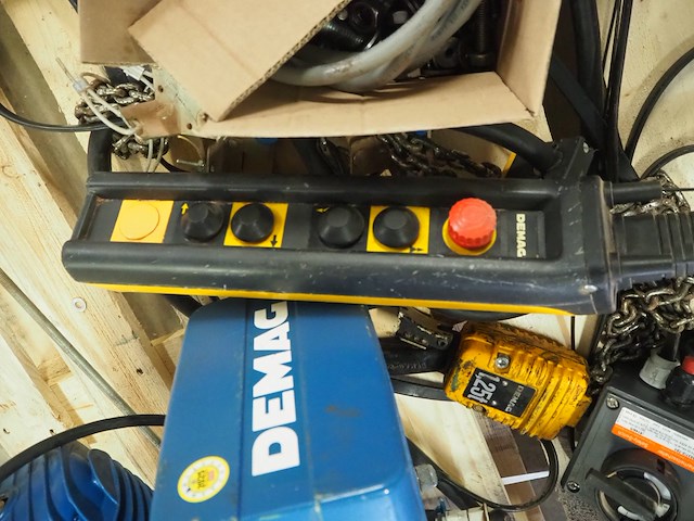 Azo - afbeelding 21 van  33