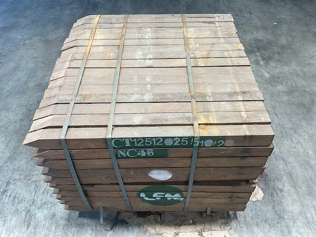 Azobé fas hardhouten tuinpaal gepunt 100x6x6 cm (136x) - afbeelding 3 van  6
